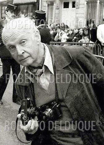 La maravillosa foto de Roberto Delduque, tomada el 10 de Mayo de 1981 frente a la Sede del Partido Socialista Francés en París. Se ve a HCB tratando de escaparse del cuadro, con una hermosa Minolta CLE en la mano